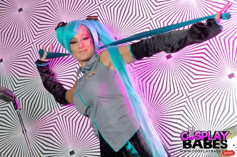 Elizabeth Bally: Tall Cosplay Babe with Big Tits Uses a Dildo – photo 7 of 15