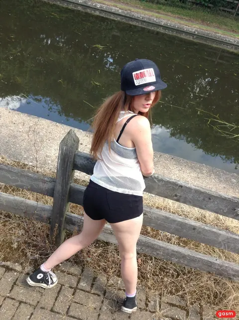 Samantha Bentley: Thick British Brunette Poses in Public Showing Her Curves – photo 9 of 15