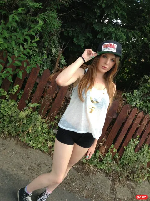 Samantha Bentley: Thick British Brunette Poses in Public Showing Her Curves – photo 2 of 15