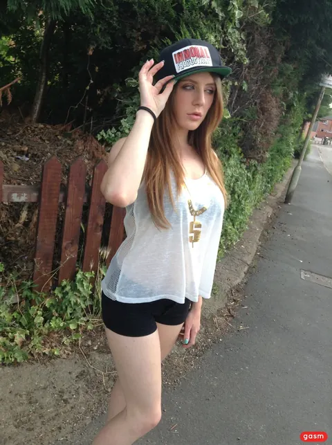 Samantha Bentley: Thick British Brunette Poses in Public Showing Her Curves – photo 4 of 15
