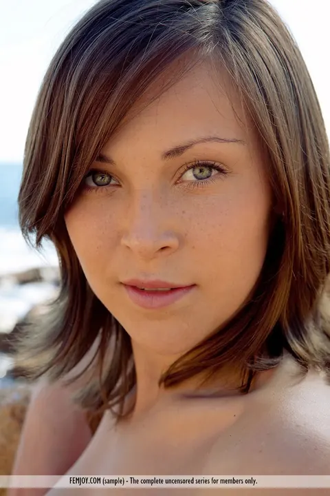 Sophia E: European Brunette Spreads Her Pussy on Ocean Rocks – photo 4 of 16