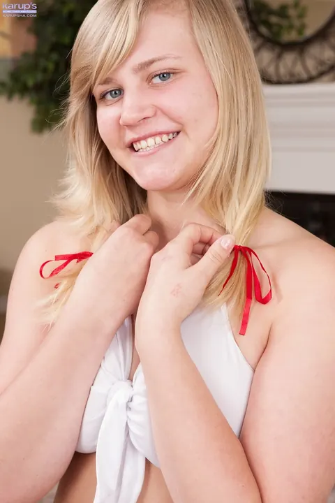 Roxy Lovette: Petite Blonde with Natural Tits Spreads Her Pussy Wide – photo 5 of 21