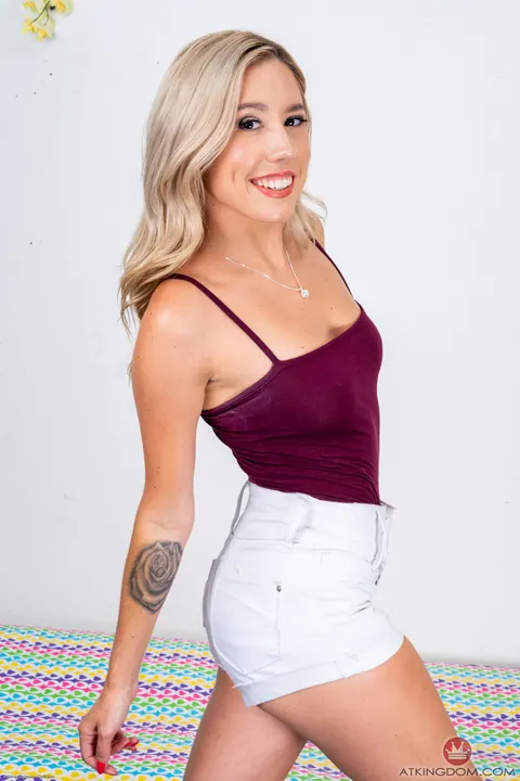 Paisley Bennett: Blonde Peels Off Her Shorts and Spreads Her Pussy Wide – photo 2 of 21