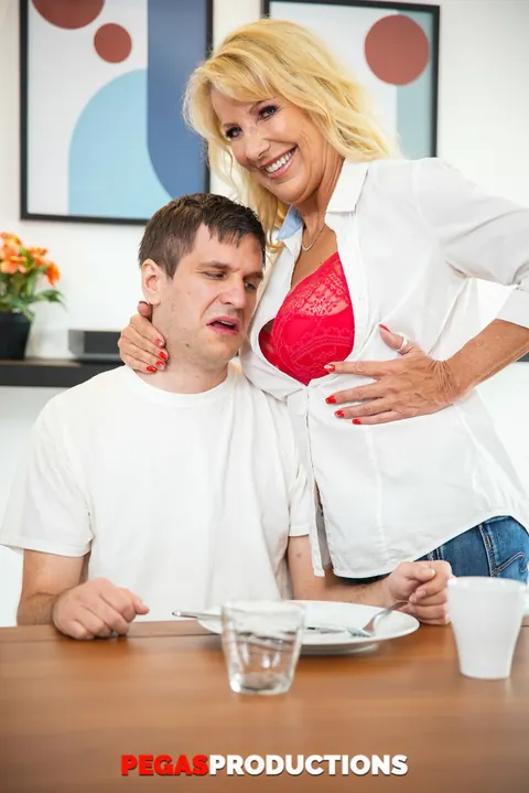 Bianca Fitcougar: Chubby Blonde MILF Reveals Her Big Tits – photo 1 of 20