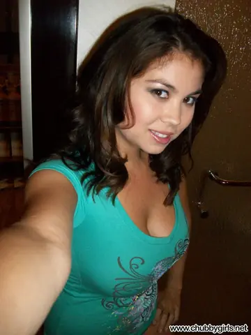 Busty Asian BBW Spreads Her Trimmed Pussy in Selfies