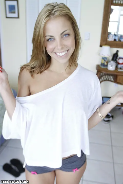 Krystal Banks: Short-Haired Blonde Gives a Blowjob and Handjob – photo 3 of 21
