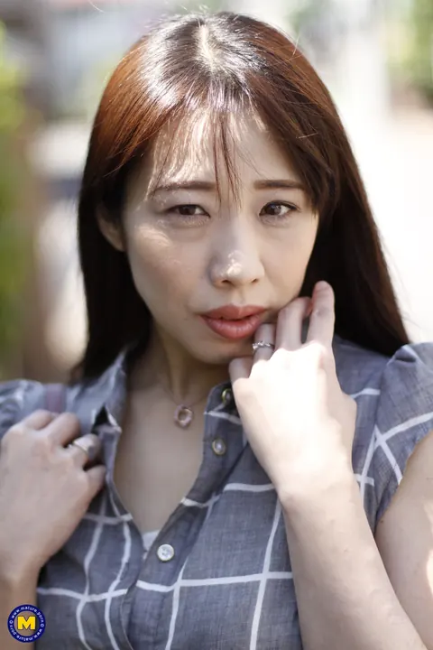 Thick Japanese MILF Lifts Her Skirt for Public Creampie – photo 2 of 11