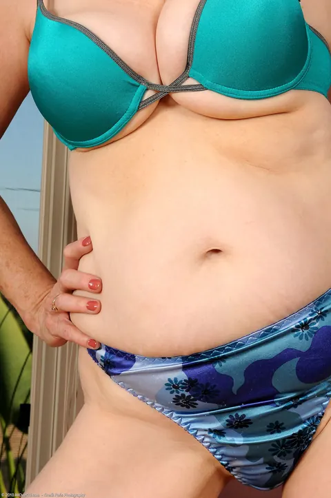 Thick MILF in Lingerie and Jeans Flaunts Her Big Saggy Tits – photo 10 of 21