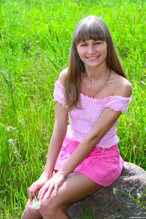 PAWG Strips Out of Her Skirt and Poses Nude – photo 1 of 21
