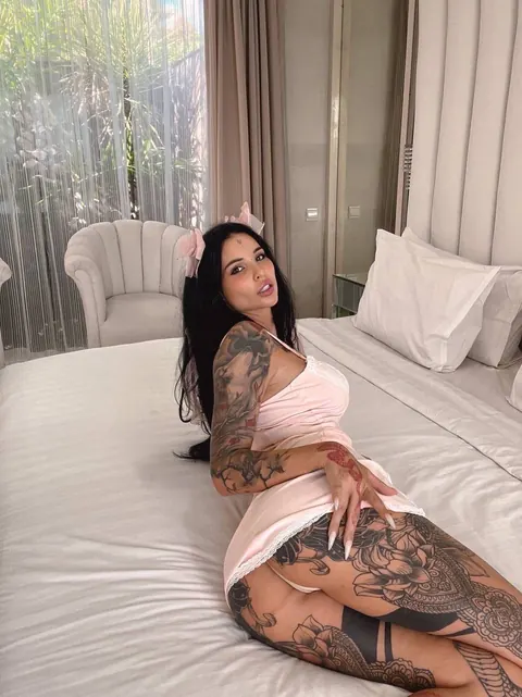 Busty Tattooed Brunette Spreads Her Legs in Heels on the Bed – photo 6 of 13
