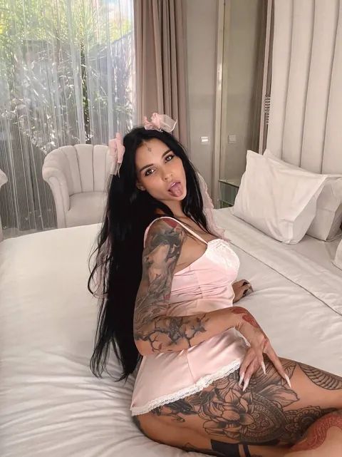 Busty Tattooed Brunette Spreads Her Legs in Heels on the Bed – photo 9 of 13