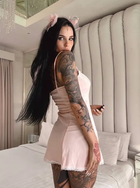Busty Tattooed Brunette Spreads Her Legs in Heels on the Bed – photo 4 of 13