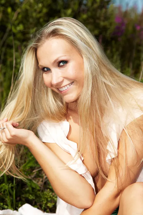 Lizzy Merova: Thick Blonde with Big Tits Strips Out of Her Skirt Outdoors – photo 12 of 21