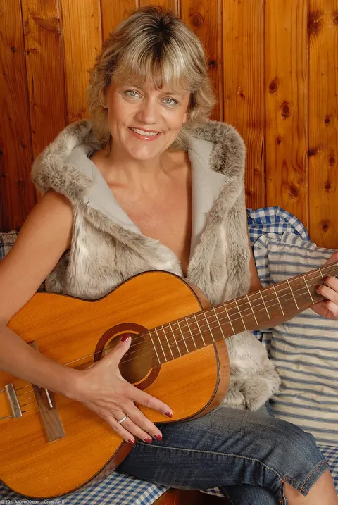 Sherry D: Blonde MILF Strips, Plays Guitar and Fingers Her Pussy – photo 1 of 21
