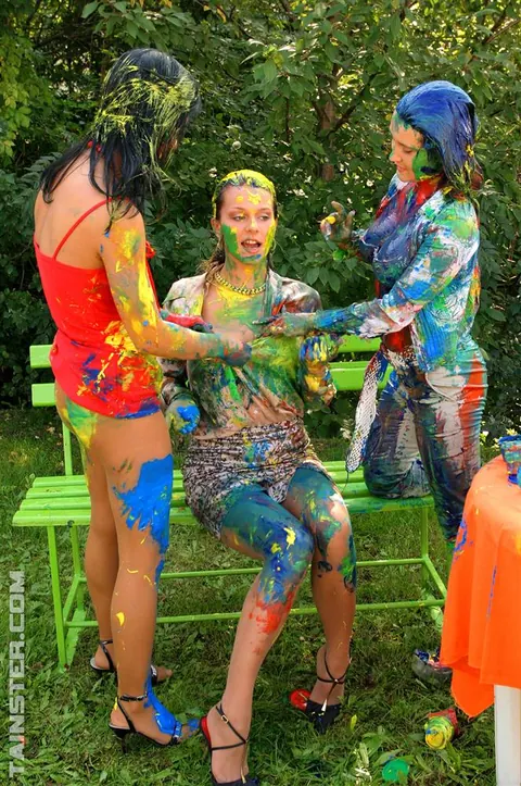Women in High Heels Share a Lesbian Threesome in the Garden – photo 9 of 15