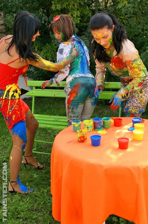 Women in High Heels Share a Lesbian Threesome in the Garden – photo 6 of 15