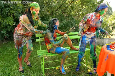 Women in High Heels Share a Lesbian Threesome in the Garden – photo 14 of 15