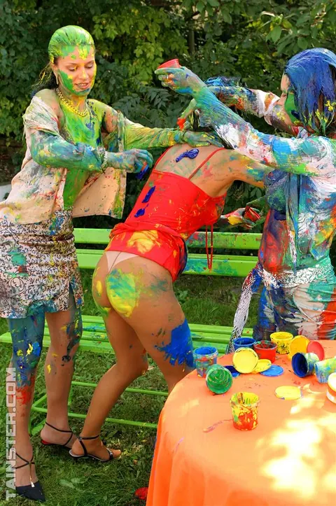 Women in High Heels Share a Lesbian Threesome in the Garden – photo 11 of 15