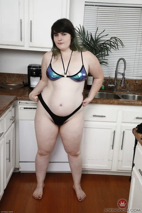 Cece Lachey: BBW Brunette Strips Out of Her Bikini in the Kitchen – photo 5 of 20