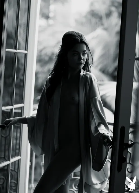 Scarlett Byrne: British Brunette Strips and Shows Her Natural Tits – photo 9 of 11
