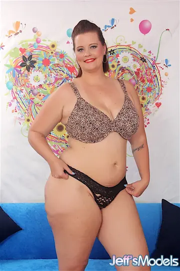 BBW Unhooks Lingerie and Poses Nude