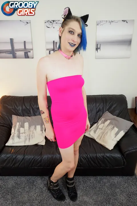 Trans Woman Lets Clothes Fall and Poses Nude for the Gallery – photo 1 of 16