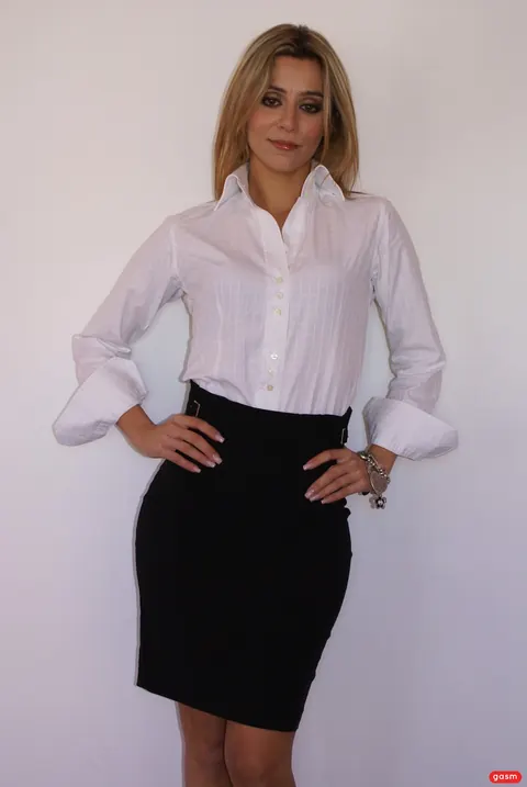 Erica Fontes: Blonde with Enhanced Tits Joins a Threesome with a Man and Another Woman – photo 1 of 15
