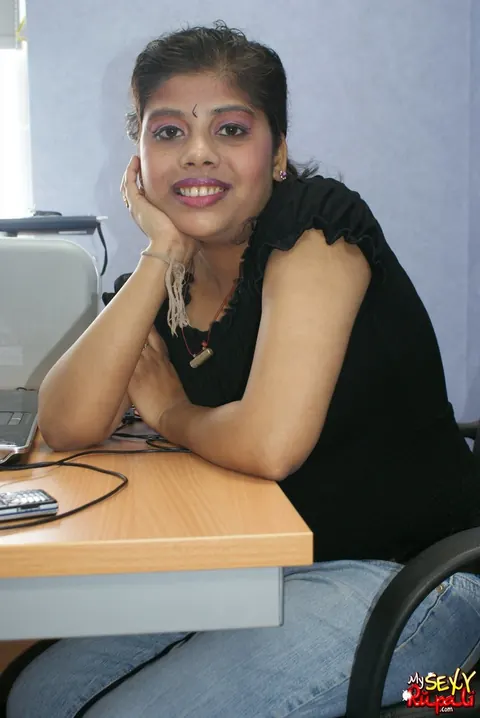 Indian Woman Bares Her Natural Tits and Poses Nude – photo 1 of 15