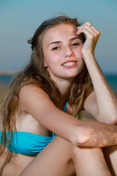 Elle Tan: Tall Russian Brunette Poses Nude and Spreads on the Beach – photo 2 of 21