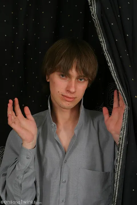 Skinny Twink Strips Nude and Shows His Body – photo 2 of 21