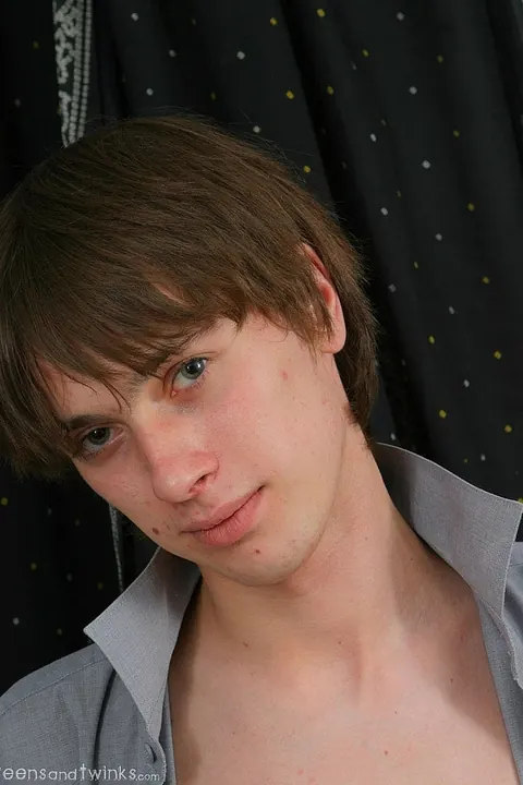 Skinny Twink Strips Nude and Shows His Body – photo 3 of 21