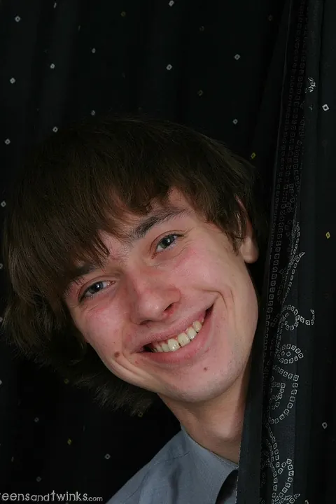 Skinny Twink Strips Nude and Shows His Body – photo 1 of 21