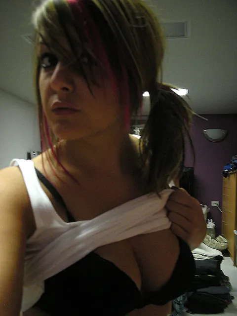 Woman in Lingerie and Bikini Poses for Selfies – photo 11 of 15