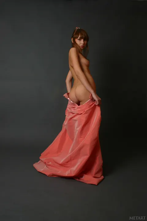 Woman Poses Fully Nude for a Gallery – photo 11 of 21