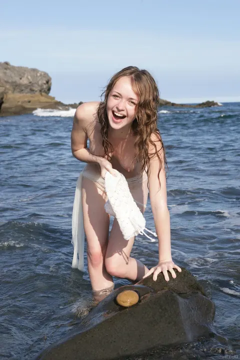 Thick Babe Spreads Her Hairy Pussy on the Beach – photo 16 of 21