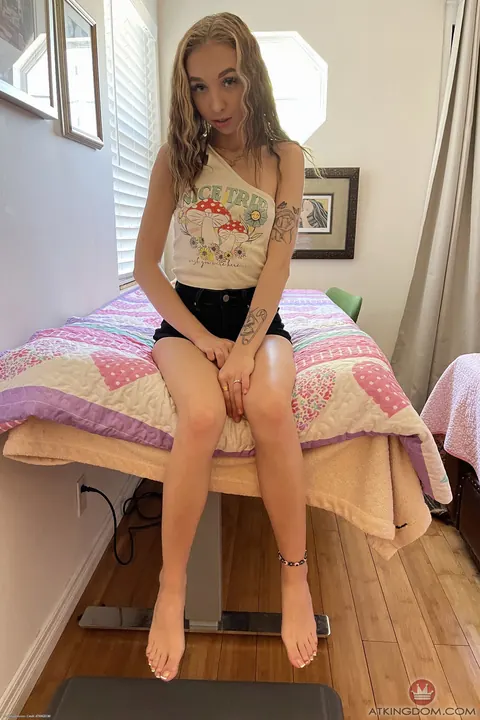 Breezy Bri: Slim Amateur Blonde Spreads Her Pussy and Asshole – photo 11 of 21