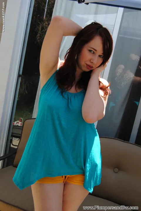 Busty Curvy Brunette Fingers Her Shaved Pussy on the Terrace – photo 7 of 21