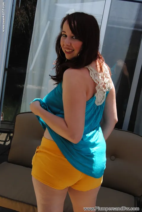Busty Curvy Brunette Fingers Her Shaved Pussy on the Terrace – photo 11 of 21