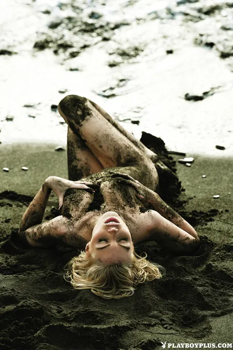 Martina Zemanova: Czech Blonde with Big Natural Tits Poses Nude on Muddy Beach – photo 8 of 16