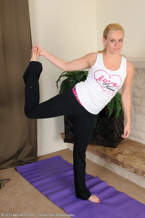 Lilly Swan: MILF Peels Off Her Yoga Pants and Pulls Panties Aside to Spread Her Pussy – photo 2 of 15