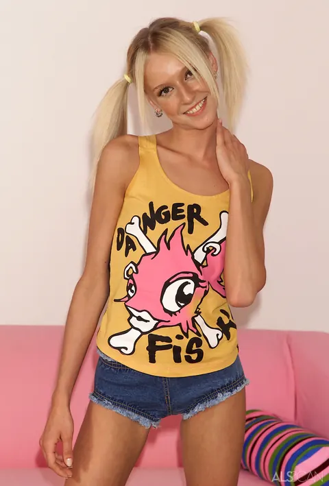 Hannas Honeypot: Blonde PAWG in Shorts Gets Fisted and Uses a Dildo – photo 12 of 20