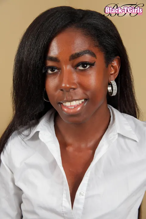 Ebony Trans Woman Reveals Her Body Nude – photo 1 of 16
