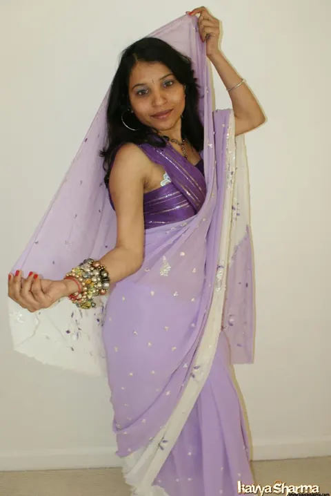 Kavya Sharma: Indian MILF in Lingerie and a Skirt Poses on the Bed – photo 2 of 12