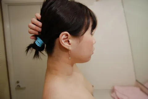 Yasuko Saito: Thick Asian MILF Displays Her Hairy Pussy in the Bathroom – photo 3 of 16