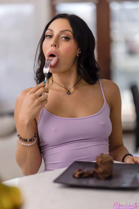 Demi Diveena: Thick MILF Undresses for a Blowjob and Sex – photo 4 of 20