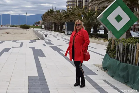 Nudechrissy: Curvy Dutch MILF in Glasses Flashes Her Big Tits Outdoors – photo 1 of 15
