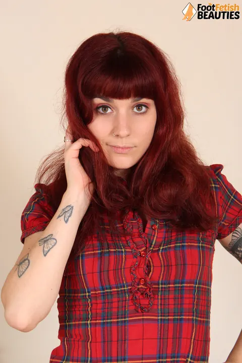 Lauretta: Redhead Slips Off Shoes and Shows Her Flexible Toes – photo 1 of 10