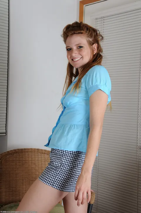 PAWG Strips Out of Her Shorts and Shows Her Curves – photo 4 of 20
