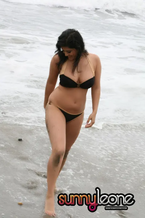 Sunny Leone: Busty Indian MILF Poses in a Bikini on the Beach – photo 6 of 20