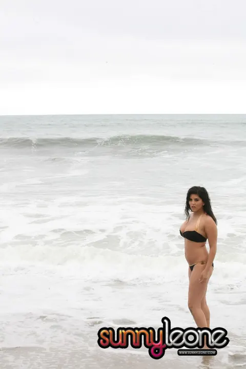 Sunny Leone: Busty Indian MILF Poses in a Bikini on the Beach – photo 7 of 20